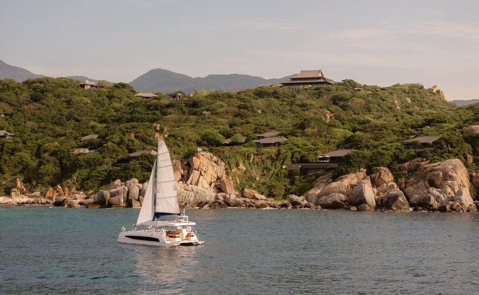 Khách lưu trú còn được trải nghiệm chuyến du ngoạn riêng kéo dài 2 giờ bằng du thuyền Catamaran trên vịnh Vĩnh Hy (Ảnh: Amanoi).