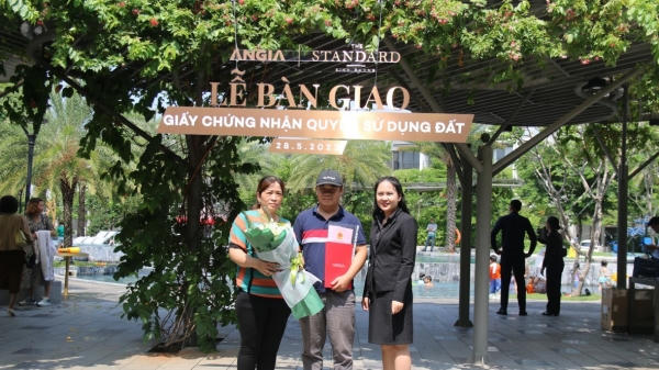 Đại diện Tập đoàn BĐS An Gia trao sổ hồng cho cư dân The Standard.