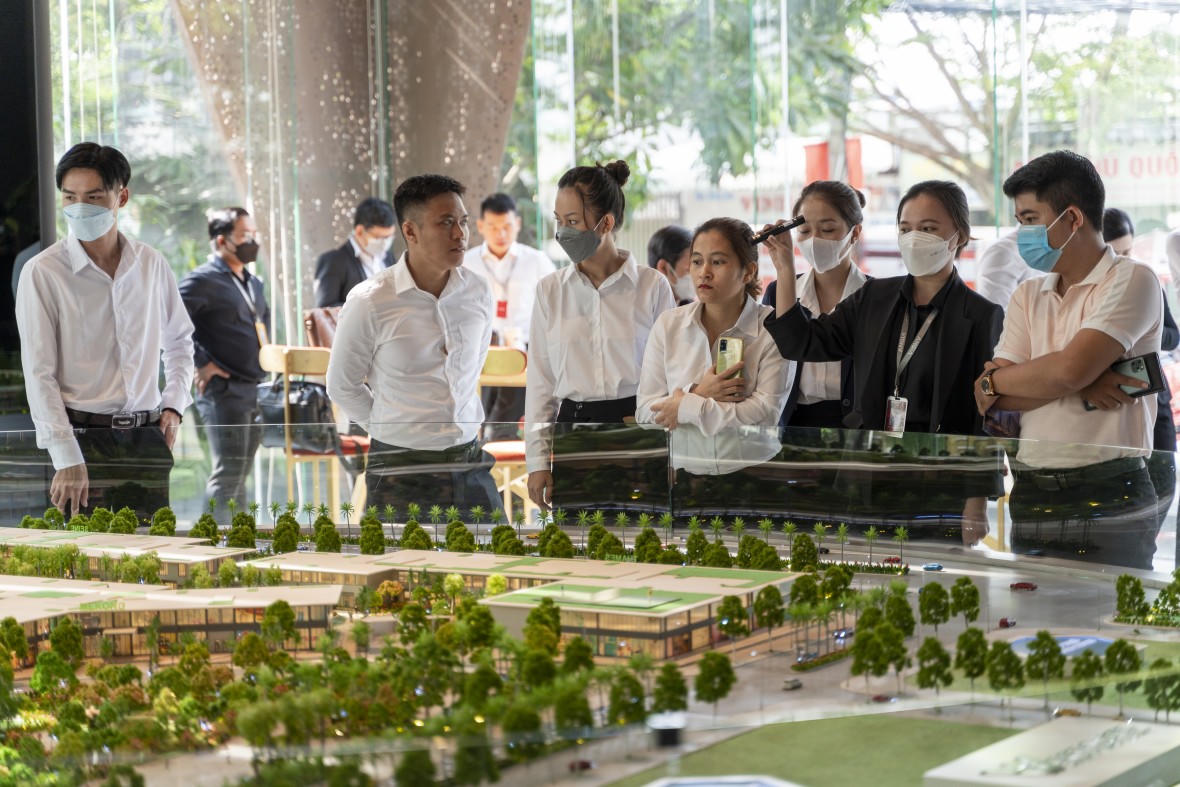 Sợ mua nhà trên giấy, nhiều gia đình trẻ chọn căn hộ sắp bàn giao