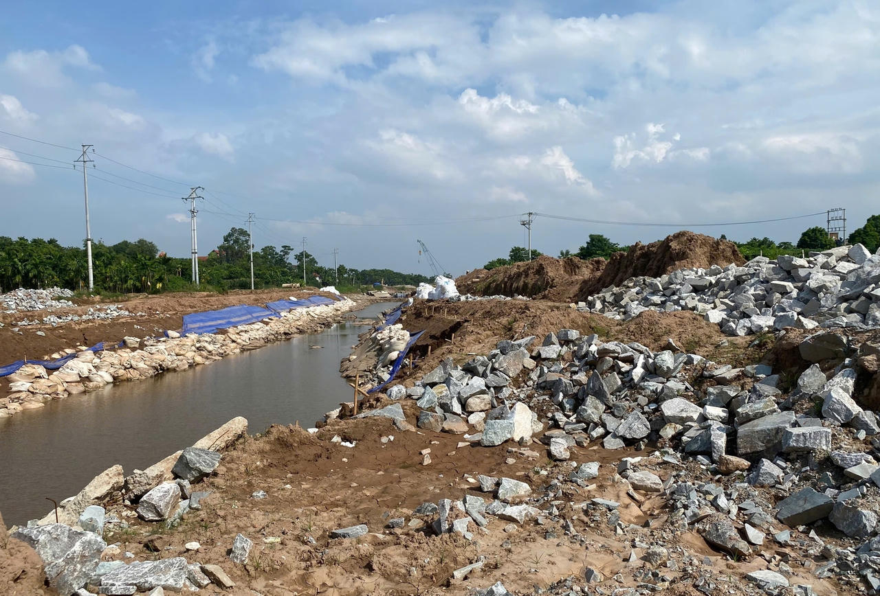 Một đoạn kênh dẫn nước Nguyệt Đức vẫn còn ngổn ngang đất, đá, những bao tải đất ...Nhiều hạng mục nứt vỡ, hư hỏng sau trận mưa lớn. Ảnh: Xuân Thạch &nbsp;