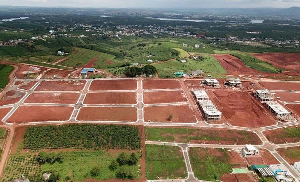 Các doanh nghiệp thực hiện dự án theo kiểu phân lô, bán nền cho một số cá nhân đầu cơ đã khiến nhiều đợt sốt đất xảy ra.