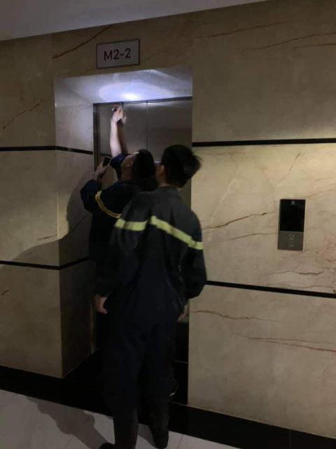 Sự cố mất điện khiến người dân bị kẹt trong thang máy gần một giờ đồng hồ &nbsp;