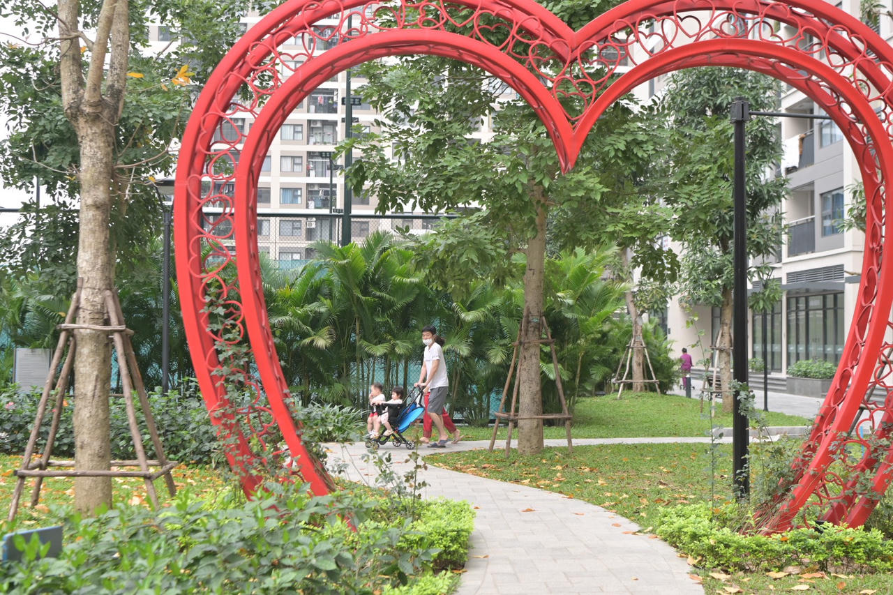 Cộng đồng cư dân 25 ngàn người đã hình thành trong lòng Vinhomes Smart City với nhịp sống sôi động, tạo ra ưu thế cho các phân khu mới sắp gia nhập thị trường. &nbsp; &nbsp;