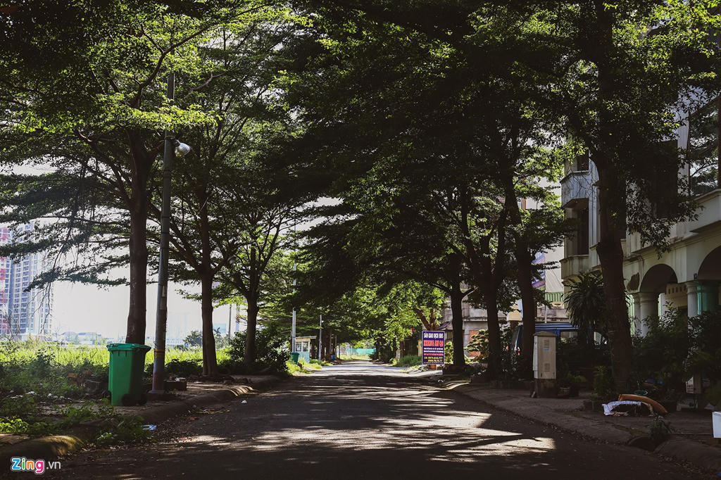 Loạt biệt thự tiền tỷ bỏ hoang cả 10 năm cạnh cao tốc ở quận 9