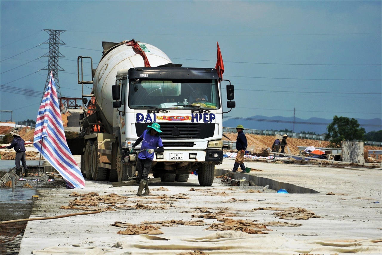 Hình ảnh 19km cao tốc Bắc - Nam vượt sông Lam về Hà Tĩnh