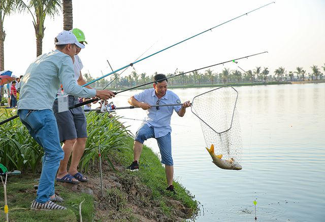 Mỹ Tâm diện váy xẻ sâu, “phiêu” trên sân khấu Thành phố biển hồ