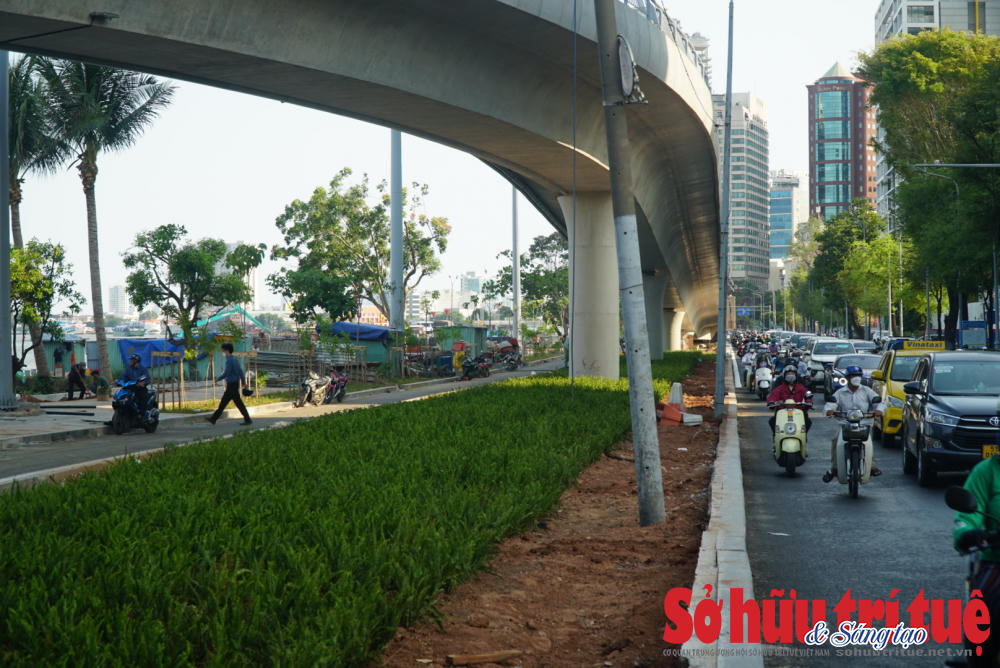 Phía dưới gầm cầu đã trồng cây xanh, tháo gỡ các công trình rào chắn để các phương tiện lưu thông thuận lợi hơn trên đường Tôn Đức Thắng.