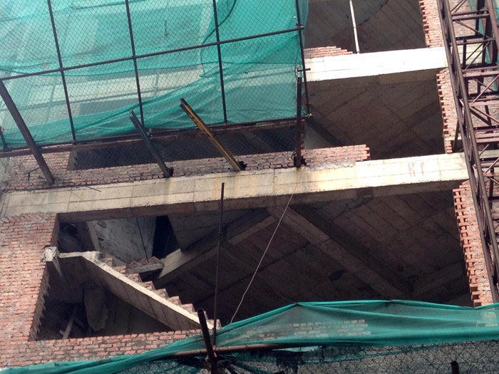 Tòa nhà bỏ hoang hơn thập kỷ trên đất vàng Hồ Tây