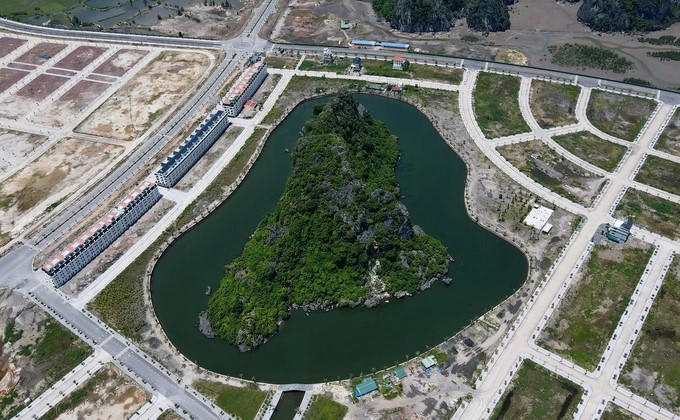 "Hòn non bộ khủng" gây "bão" mạng những ngày qua. &nbsp;