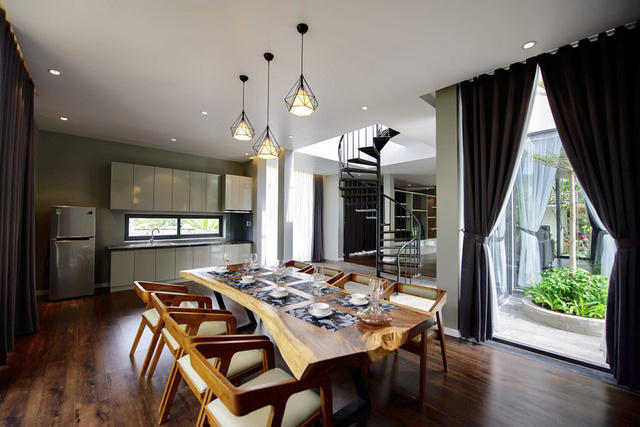 Ở bất cứ góc nào trong căn nhà cũng có thể nhìn thấy cây xanh mát. Với không gian mở như thế, buổi tối căn nhà vẫn rất mát mẻ.