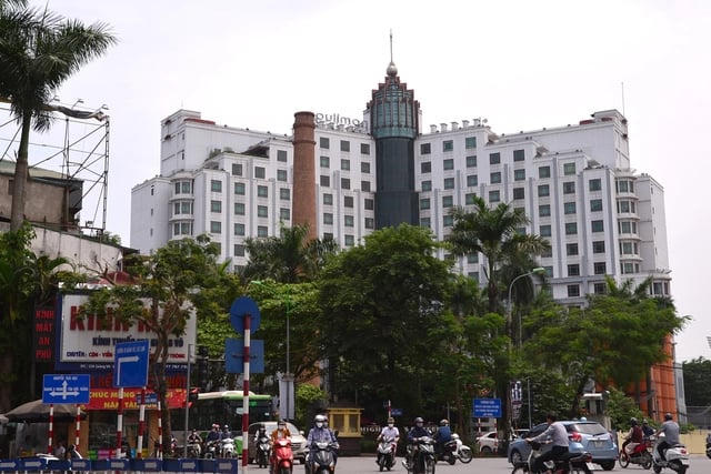 Ngày nay, chiếc ống khói hơn trăm tuổi trông thật giản dị so với những tòa nhà bề thế &nbsp;