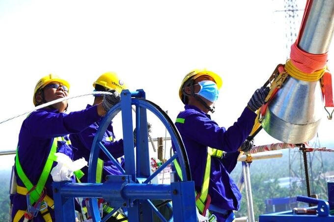 Công nhân tiến hành kéo căng cáp dây văng đầu tiên của cầu Rạch Miễu 2. Ảnh: Internet &nbsp;