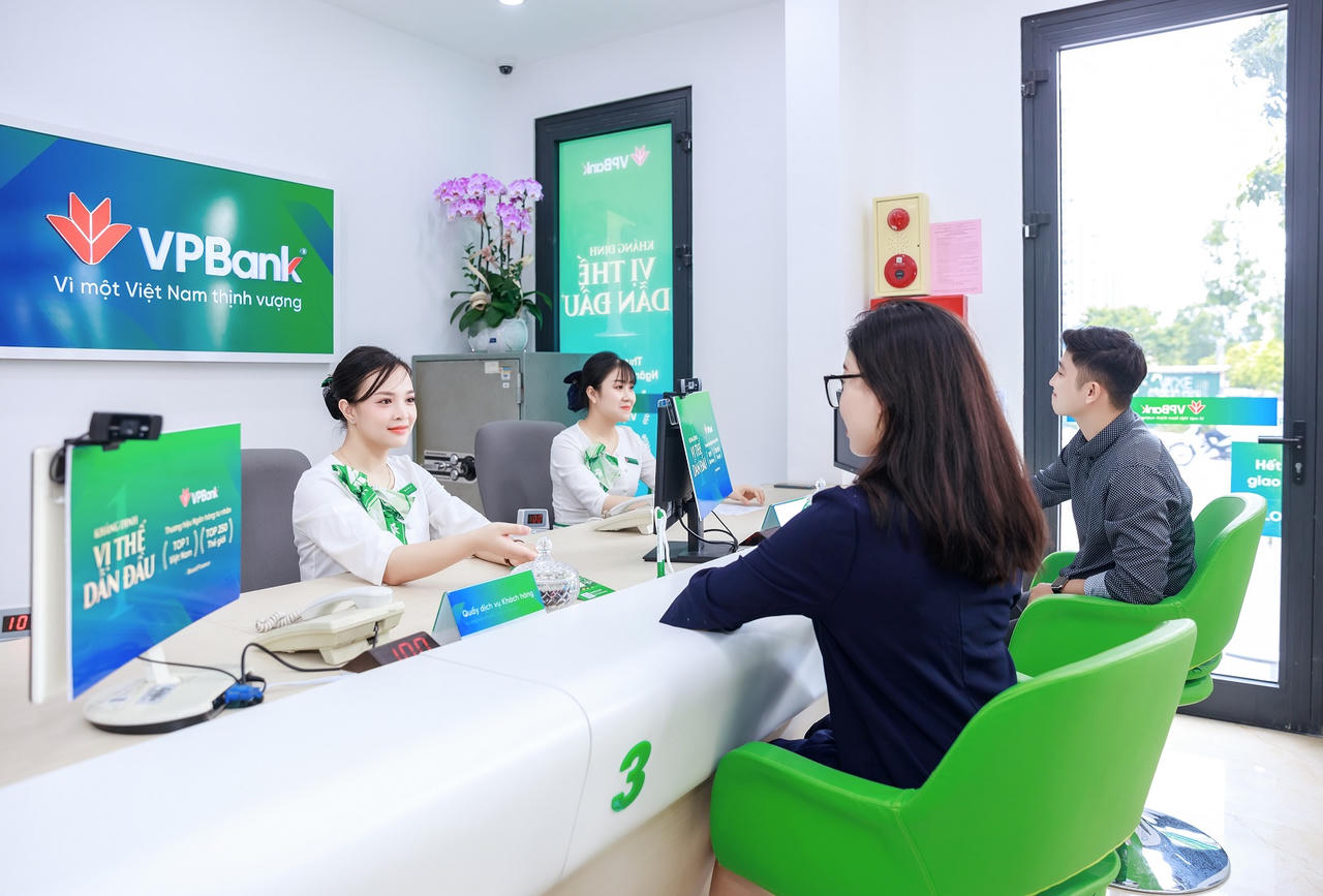 Ngân hàng VPBank cũng tung ra ưu đãi tiền thưởng lên đến 300.000 đồng cho khách hàng gửi tiết kiệm.