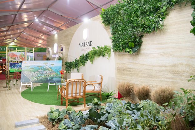 Gian hàng “Mailand Hanoi City - Thành phố sáng tạo” được thiết kế độc đáo, mang đến không gian trải nghiệm đầy ấn tượng với triển lãm hình ảnh đường hoa Home Hanoi Xuân và mô hình trồng rau Organic. &nbsp;