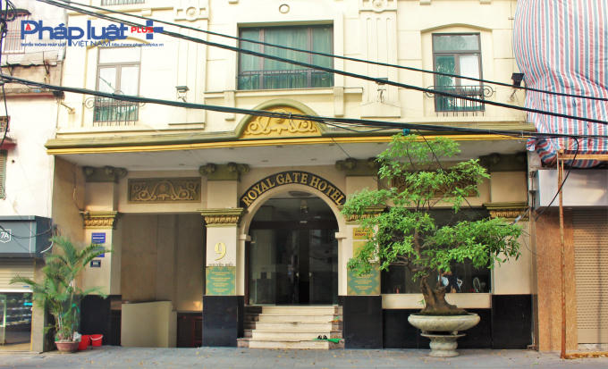 Khách sạn Royal Gate, Quán Thánh, Ba Đình (Công ty TNHH Hoàng My) hành lang, cầu thang thoát nạn không đảm bảo, không trang bị hệ thống báo cháy tự động, hút khói hành lang, tăng áp, bể nước dự trữ chữa cháy không đảm bảo.