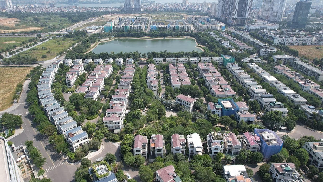 Những căn biệt thự mặt hồ thuộc dự án Starlake ở Tây Hồ Tây có giá không dưới 100 tỷ đồng. Ảnh: Hoàng Hùng