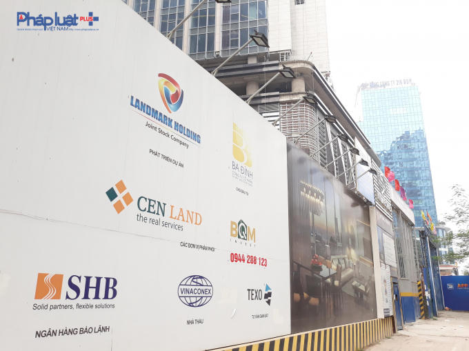 Biển quảng cáo xung quanh dự án.