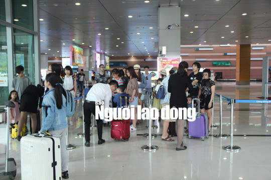 Du khách nườm nượp đến Phú Quốc, nhiều người vật vã tại các nhà hàng - Ảnh 1.