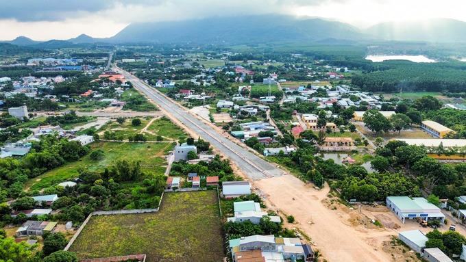 Con đường nối vào cảng đang được tích cực giải phóng mặt bằng. Ảnh: Nina