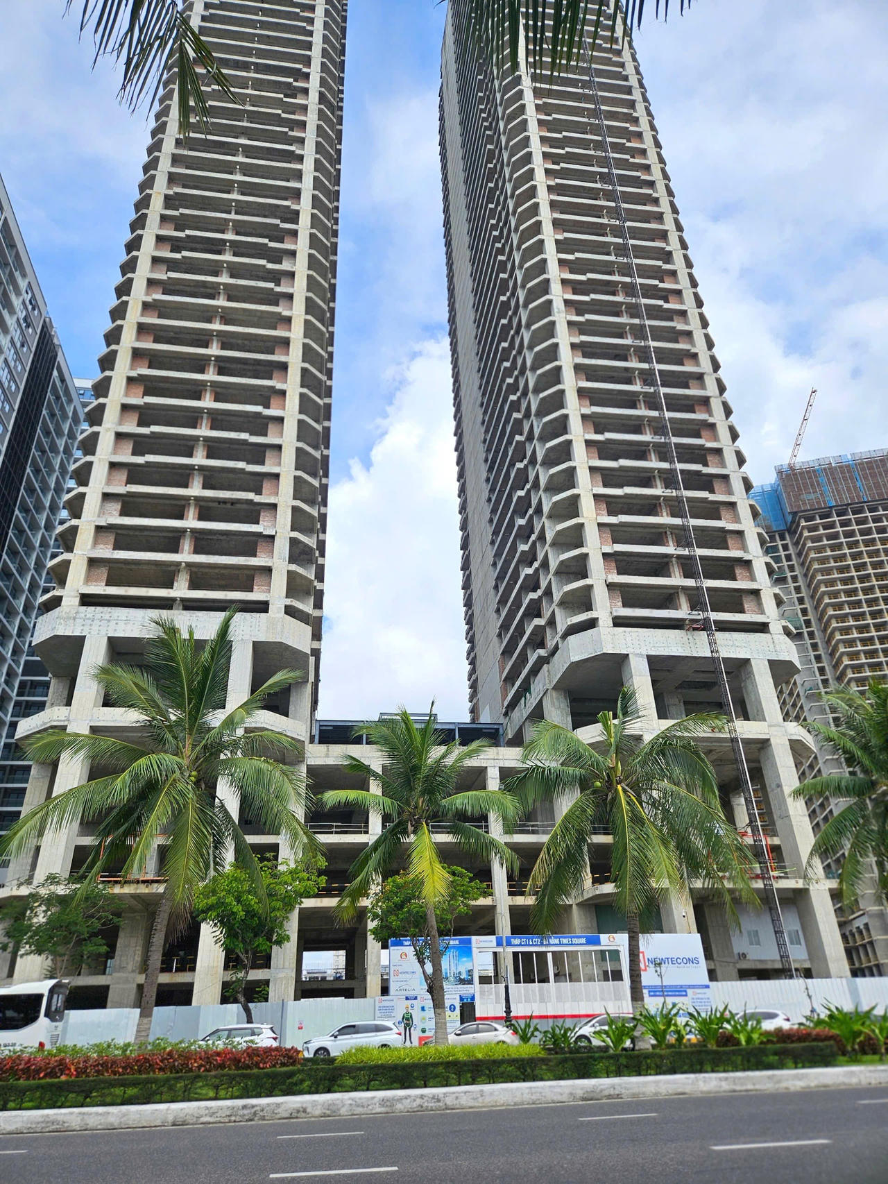 Hai tòa tháp cung cấp khoảng 1.200 căn hộ cao cấp.