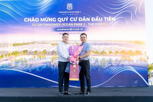 Khách hàng Thiều Ngọc Sơn nhận hoa và quà bàn giao từ Chủ đầu tư Vinhomes dành cho chủ nhân căn shophouse đầu tiên của dự án Vinhomes Ocean Park 2 – The Empire. &nbsp;