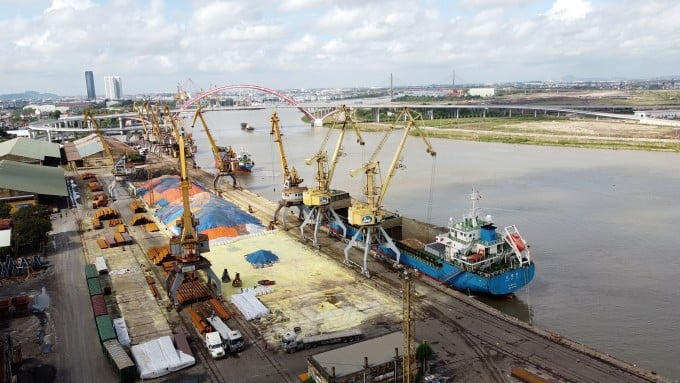 Cảng Hoàng Diệu tồn tại 150 năm và sắp kết thúc sứ mệnh của mình để "nhường chỗ" cho cầu Nguyễn Trãi. Ảnh: Internet &nbsp;