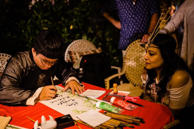 Điểm ấn tượng của bữa tiệc cưới &nbsp;của cặp đôi tỷ phú chính là &nbsp;góp mặt của ông Đồ, viết lên những câu đối bằng tiếng Ấn Độ gửi gắm những lời chúc &nbsp;phúc mặn nồng cho chú rể&nbsp;Rushang Shah và cô dâu tỷ phú Kaabia Grew.