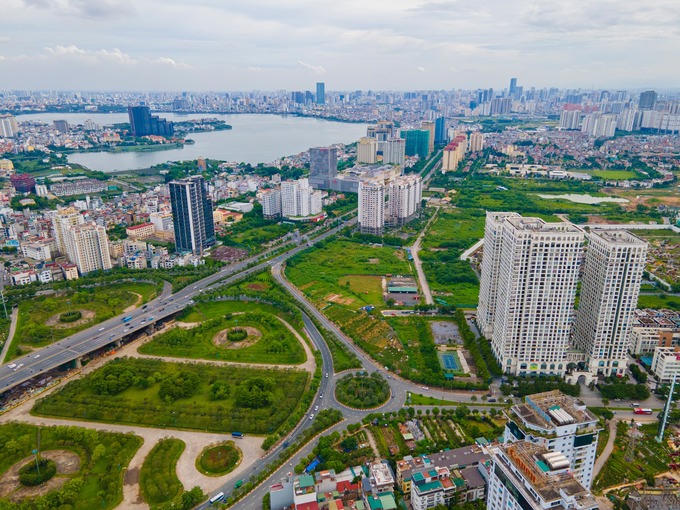 Toàn cảnh khu vực Hồ Tây với những khu đô thị san sát. Ảnh: Thảo Quyên