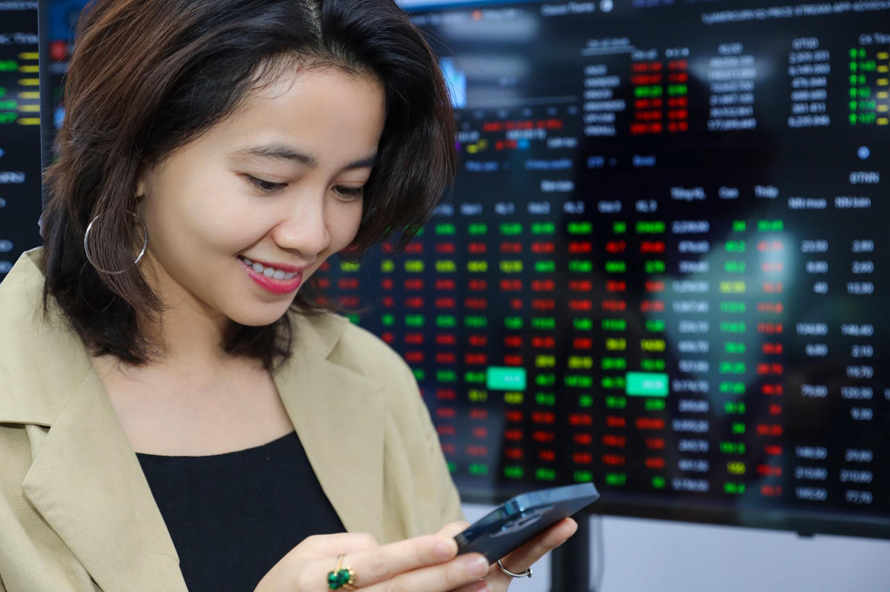 HoSE: VNE tạo sóng lớn, nhóm Vingroup tiếp tục phá đỉnh