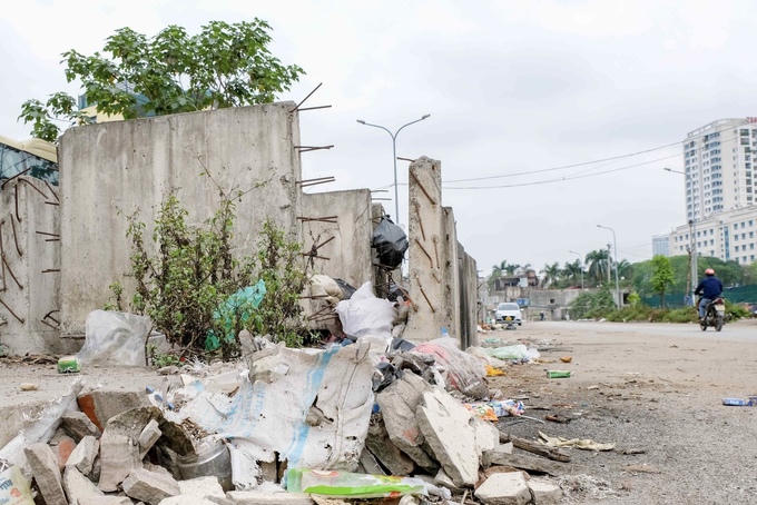 Tuyến đường nghìn tỉ chậm tiến độ, người dân khốn khổ vì ngập ngụa rác thải