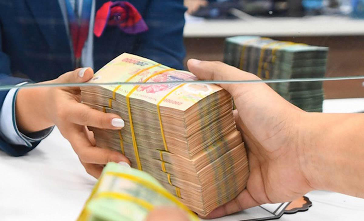 Lãi suất tiết kiệm thấp, vì sao tiền gửi vào ngân hàng tăng kỷ lục?