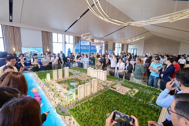 Khách hàng tham quan, trải nghiệm sa bàn Blanca City &nbsp;