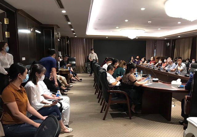 Các nhà đầu tư trái phiếu làm việc với Tân Hoàng Minh