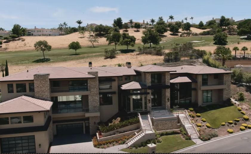 Sau 4 năm dọn về sống tại căn biệt thự triệu đô tại San Jose, California (Mỹ), gần đây, lần đầu tiên bà xã Đan Trường là Thủy Tiên đã giới thiệu bên trong căn nhà với khán giả. căn biệt thự rộng không khác gì một khách sạn 5 sao, gồm rất nhiều phòng khách, phòng ngủ, bể bơi, phòng bếp...