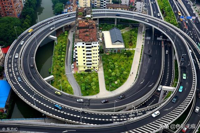 Tòa chung cư 8 tầng bị vây kín 360 độ bởi cầu vượt cao tốc chỉ vì một lý do