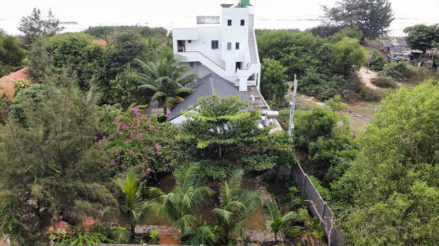 Phan Thiết: Biệt thự xây không phép giữa khu dân cư lụp xụp, tồi tàn