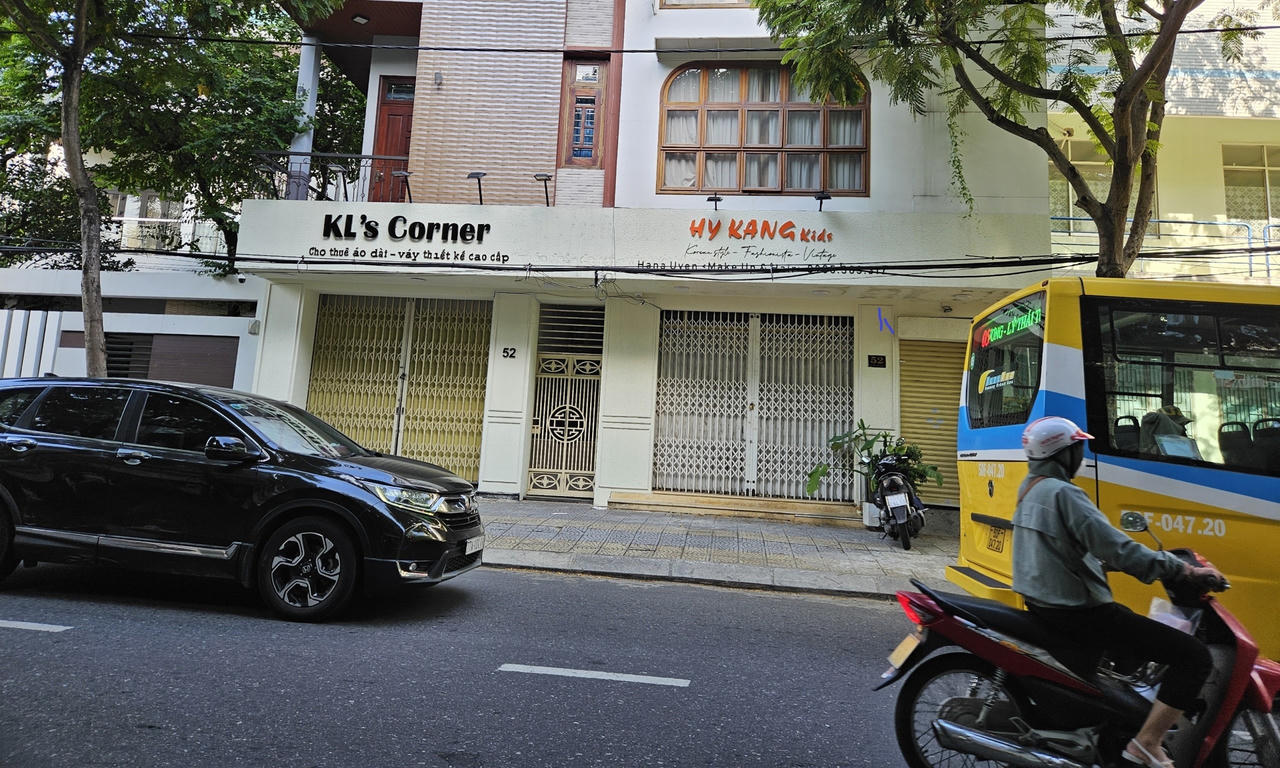 Lô đất 52 Nguyễn Chí Thanh hiện là 2 căn nhà, ở dưới được sử dụng để kinh doanh nhưng đang đóng cửa.