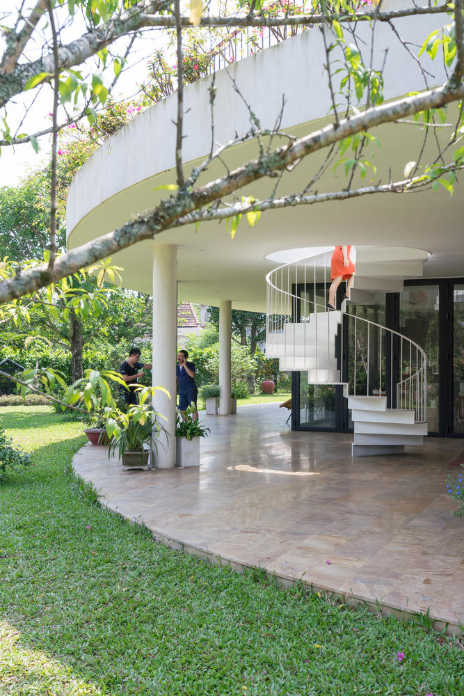 [Ảnh] Ngôi nhà hình elip với bể bơi, sân vườn ở vùng quê Nghệ An 