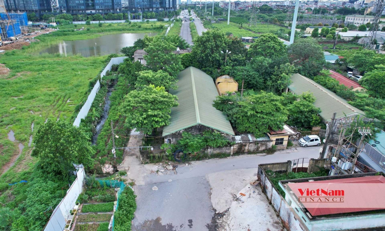 Cũng theo người dân này, gia đình ở đây từ năm 1987 đến nay nhưng chỉ có giấy xác nhận của cơ quan&nbsp;không có tranh chấp gì về đất đai. "Khi đi làm sổ đỏ thì được thông báo khu đất nằm trong diện quy hoạch nên không thể làm lại giấy tờ được", người dân này nói. &nbsp;