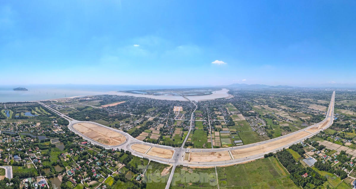 Đại lộ Vinh - Cửa Lò dài gần 11km nối khu đô thị TP. Vinh và thị xã Cửa Lò có tổng mức đầu tư&nbsp;4.157 tỷ đồng được đánh giá là đại lộ lớn nhất tỉnh Nghệ An... (Ảnh: Báo Tiền Phong) &nbsp;