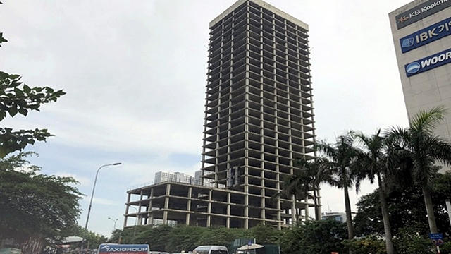 Dự án khu trung tâm điều hành và giao dịch Vicem đã hoàn thiện phần thô xong nhiều năm nay vẫn không có tiến triển gì thêm. Ảnh: vietnamfinance