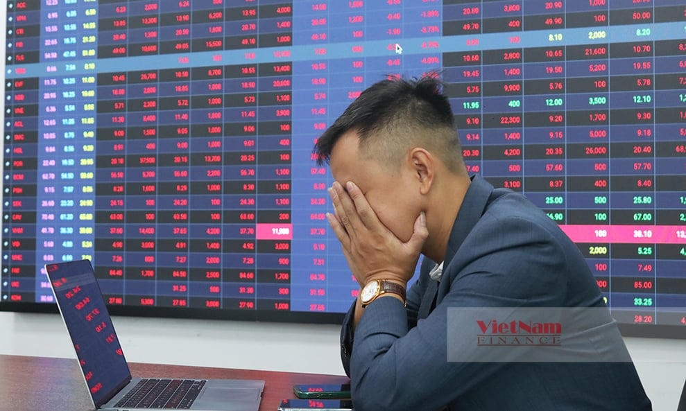 Cú sốc lớn với NĐT: VN-Index giảm 48 điểm, cả trăm mã 'lau sàn'