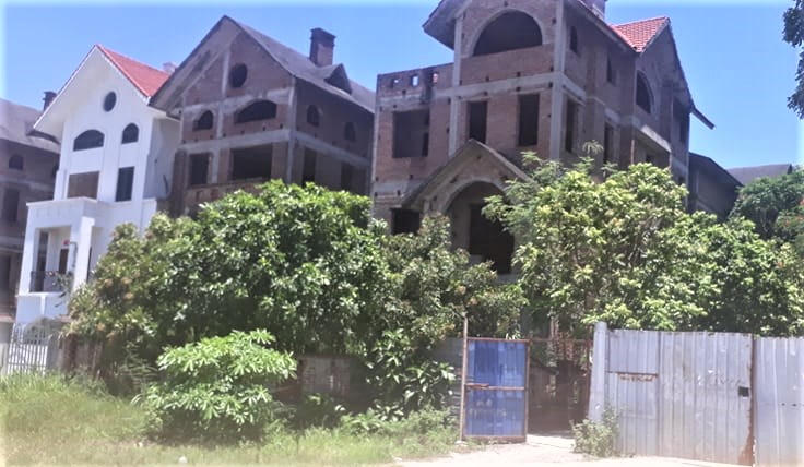 Nhiều căn biệt thự đã xây xong phần thô và bỏ hoang. &nbsp;