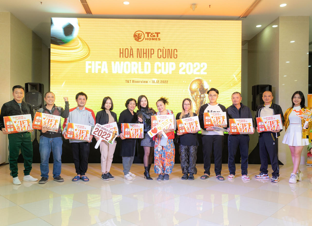 Cư dân may mắn nhận giải thưởng trong chương trình “T&T Homes hòa nhịp cùng FIFA World Cup 2022”. Ảnh: T&T Homes &nbsp; &nbsp;