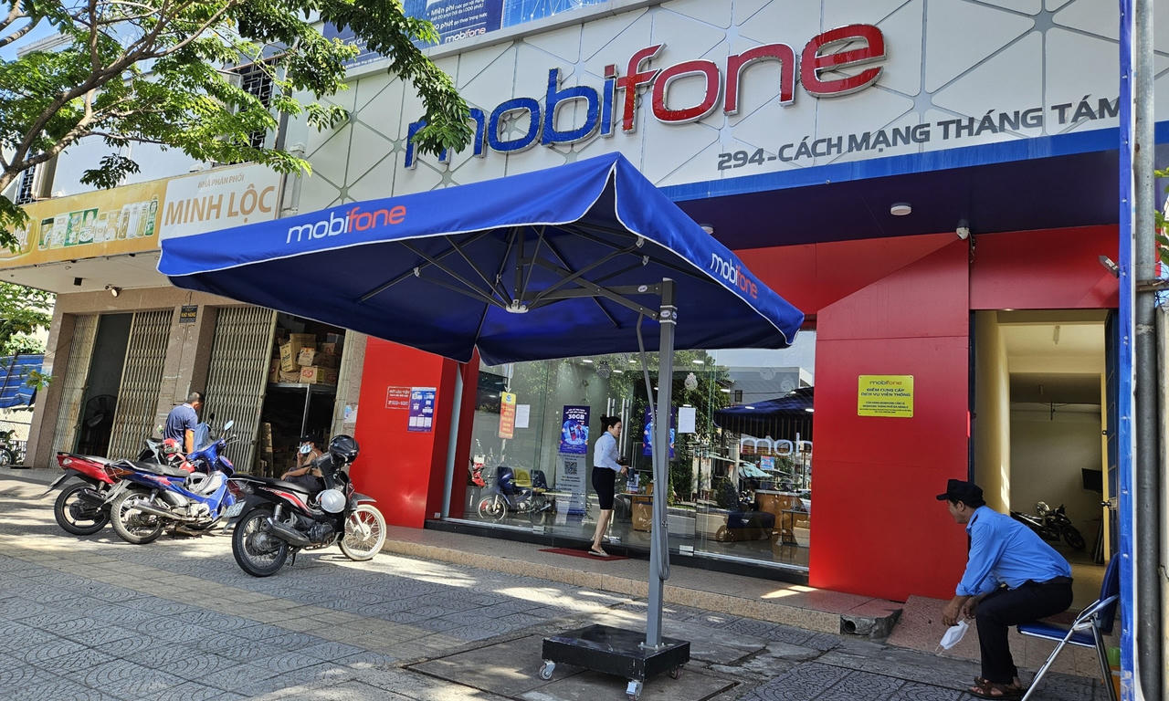 Lô đất 294 Cách Mạng Tháng 8 hiện là 2 căn nhà, gồm Cửa hàng của Mobifone Cẩm Lệ và kho hàng của một công ty phân phối nước yến.