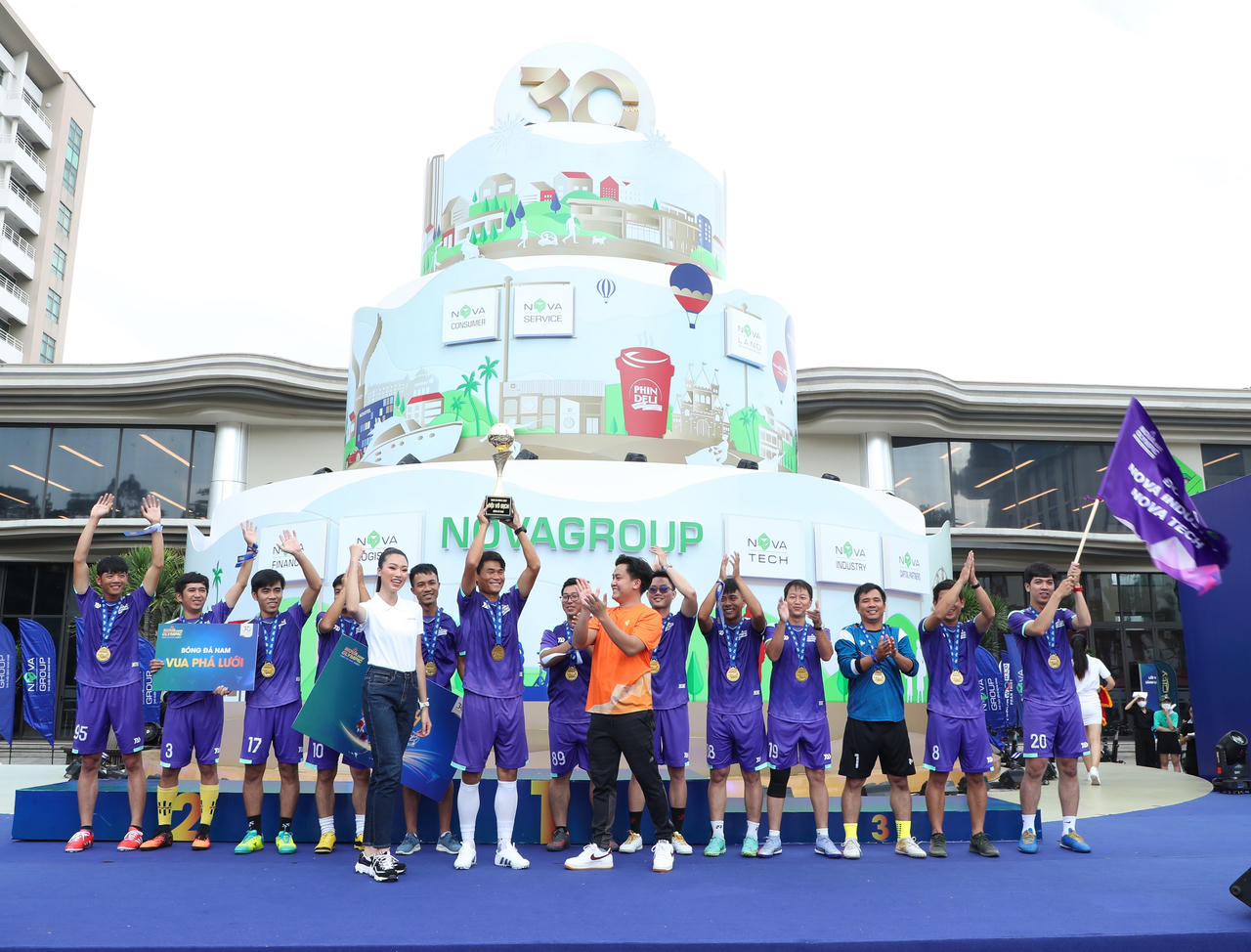 Đoàn thể thao N-I-T (Nova Industry và Nova Tech) đã xuất sắc giành huy chương vàng bộ môn bóng đá Nam &nbsp;