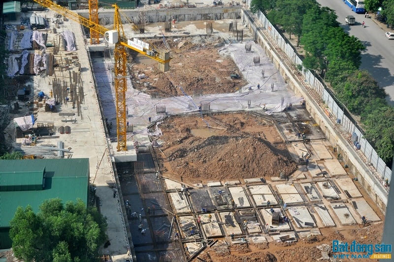 Hà Nội: Gần UBND quận Hoàng Mai, công trình rộng hơn 14.000m2 không phép vẫn xây dựng rầm rộ 