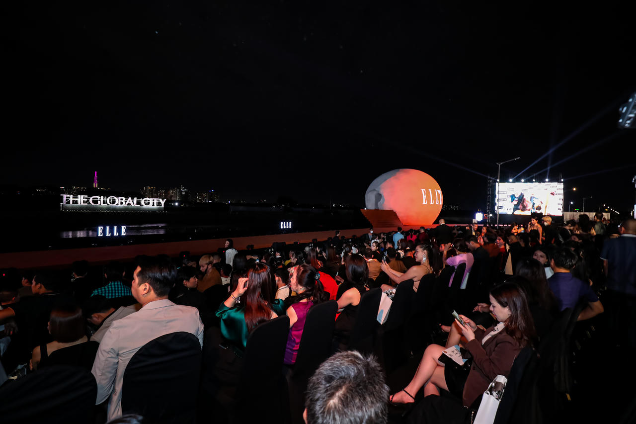 Hơn 1.000 khán giả thưởng thức đêm diễn tại ELLE Fashion Show 2022. Ảnh: Masterise Homes &nbsp;