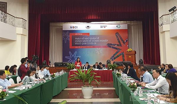 Đối thoại "Tháo gỡ khó khăn về chính sách để doanh nghiệp vượt qua Covid-19" thu hút sự quan tâm lớn từ cộng đồng doanh nghiệp. &nbsp;