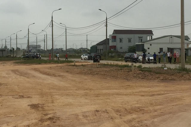 Nhiều người tập trung về các khu vực đô thị mới mua đất (Ảnh: Thanh Phong - Dân trí). &nbsp;